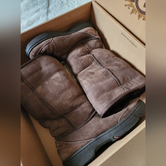 UGG- Boots - Picture 4 of 12